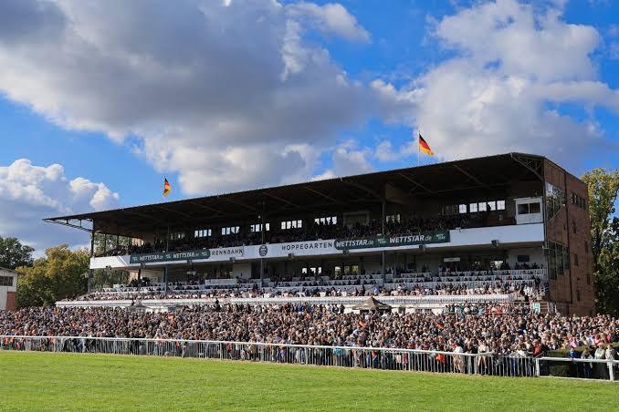 Haupttribüne der Rennbahn Hoppegarten